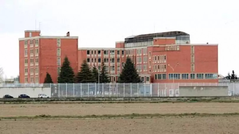 Droga lanciata in carcere con una pallina da tennis